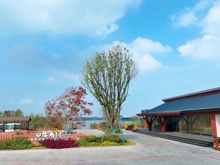 #SU·牛角村度假酒店 #牛角村欢乐田园度假区 #阡书屋 超大落地窗、百平庭院、高品质硬件配套......着这里,16栋81间客房带你入住乡村届的“苏北园林”,完美解答绝美的乡村田园生活,带你奢享归隐田园慢生活