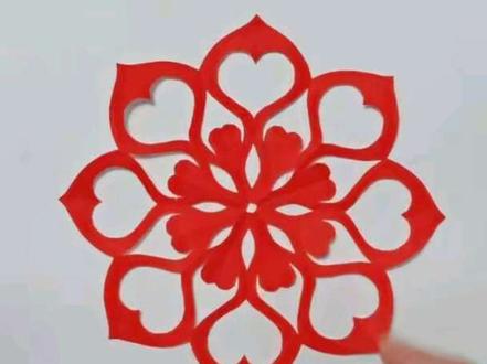 简单几笔就可以剪漂亮窗花,快来试试吧🌹#真实生活分享计划 #非物质文化遗产手工制作 #剪窗花#儿童剪纸#亲手制作 #儿童剪纸