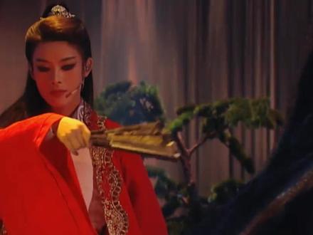 小生闯进浪姐,独行的陈丽君这次不一样 第十九集 独行陈丽君。陈丽君从2023年爆火,然后到2024年,她做了一个重要决定,参加了超级流量娱乐节目《乘风破浪2024》,一个戏曲演员去闯荡内娱,跳团舞,也让有些人产生了非议,陈丽君说:戏曲不只需要传承还需要传播。她需要趁着流量还在,继续发扬越剧和传统文化。她参加浪姐和《我想和你一起唱》等节目,接触了韩红、汪涵、萨顶顶、柳岩、何洁等很多娱乐明星,陈丽君大大咧咧的性格也是颇为讨喜,韩红都成为她的“娘子”。但这个过程的到来,其实陈丽君吃了不少苦头,曾经流量过大,影响了她和朋友、CP担当李云霄的生活,她们两人慢慢地也不敢那么放得开了,但随着一批忠实粉丝地在,也有老师茅威涛在,还有浙江小百花的家人们在,陪伴着陈丽君往前走。陈丽君如今独自出来闯天涯,也是一种成长和历练。本视频主要想要展现陈丽君成长背后,老师、朋友、家人、粉丝的帮助,以及不易,去展现这段时光中,颇为珍贵的那些故事,让我们一起进入这个纪录片。#陈丽君回应参加乘风2024 #陈丽君回应戏曲演员跳女团舞质疑 #越剧 #李云霄 #人物故事纪录片