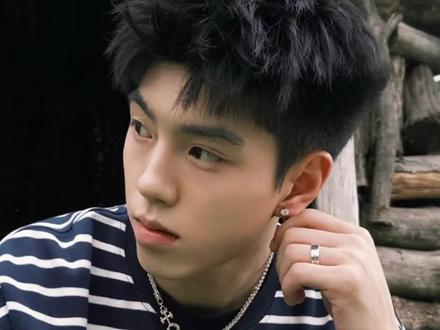 美式前刺怎样与理发师沟通?适合什么发质?长度预留多长?
这个视频真的能帮你降低翻车的概率!#美式前刺 #美式前刺发型打理 #济南男士发型设计#前刺发型 #美式前刺适合什么脸型