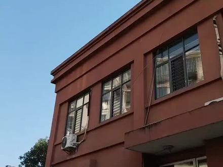 空调冬天要制热,外机就会化霜滴水,就要想办法把一些能接走的水接走,不影响的水就不用接走了,就是担心没地方接水,只要能接走,都尽量接走