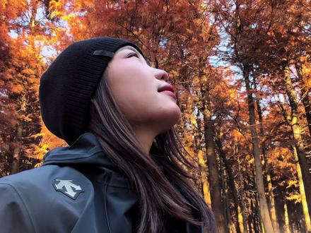 跟我走!去常熟的山湖画境里,躺平一整天。 他们说,江南要“逛”。但在常熟,江南是用来“过”的。
过一天这样的日子:上午,把影子交给竹筏,划进尚湖秋天的调色盘里。下午,向虞山借一段高度,在望湖石上,看一座城如何在山水间温柔落户。
直到那碗蕈油面的香气,把神魂从云端拉回人间。直到夜色里,古城墙与方塔园为你掌灯。
这才明白,真正的江南不在打卡清单里,而在一次悠长的呼吸,一碗滚烫的踏实里。
#旅行推荐官 #青年创作者扶持计划 #青年创作者成长计划 #冬日追光搭子 #真实生活分享计划