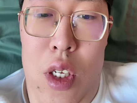 该片由韩延执导(代表作《人生大事》),朱一龙饰演底层青年耿杰,从偷渡客逆袭成富豪后因犯罪覆灭。剧情聚焦世纪之交虚构城市"汐城"的欲望博弈,以"枪支"为关键道具,"空枪"隐喻人性抉择。檀健次特别主演反派富豪宋承俨,与朱一龙构成核心冲突。
汇集金鸡百花双料影帝朱一龙、金像金马双料影帝梁家辉、金像影后卫诗雅、华表金像金马影后惠英红、三金男配袁富华、白玉兰视帝倪大红、金像影后叶童及李施嬅,累计斩获超30项大奖,被称"华语影坛演技天花板
朱一龙挑战听障设定与无台词表演,檀健次首搭老戏骨演绎粤语反派。韩延与朱一龙继《人生大事》后二度合作,导演称其"一滴眼泪精准复现"的控场能力彰显职业素养。
#韩延 #期待有缘人留言 #影帝朱一龙 #檀健次 #梁家辉