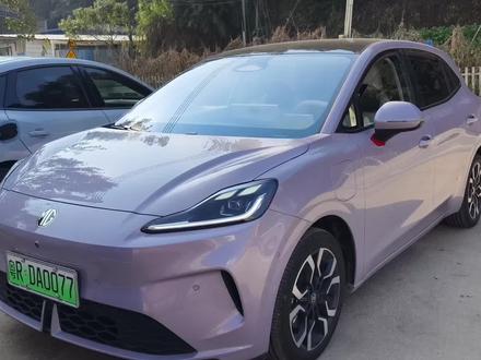 上汽名爵MG4智趣版,续航达成率挺好的,刚充满电,cltc显示530㎞,动态续航549KM。修改智能唤醒词也好玩,我改成 胖子胖子。主动刹车这功能不错。在高速上还可以使用智能辅助驾驶#MG创作者星辰计划 #全新MG4车主