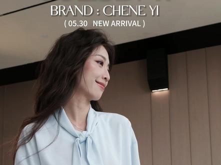 上班只剩5分钟穿什么?夏日通勤穿搭来咯~ 夏天想要清爽又舒适的穿搭,风格想要更多样,可通勤可休闲,这期的5套LOOK就很绝~总有1款你会喜欢~
1.黑色无袖上衣搭配塔克褶阔腿裤;
2.baby蓝衬衫搭配卡其色短裤;
3.灰色针织连衣裙搭配黄咖条纹衬衫;
4.白色真丝内搭配浅咖色亚麻条纹裤再加上大象灰外套;
5.海军蓝条纹背心和水洗蓝牛仔裤还有白色蕾丝衬衫。#夏季穿搭 #高级感穿搭 #松弛感穿搭 #通勤穿搭 #衬衫