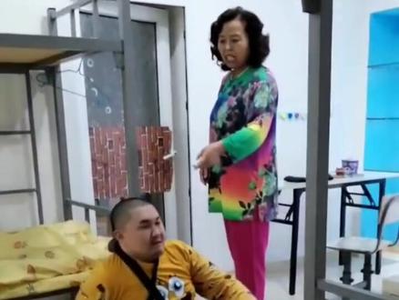 我和百乔在范伟一起拍连续剧,百乔饰演我儿子。