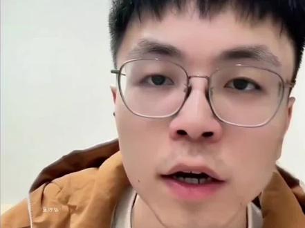 咪咕解说小钱分析#王楚钦vs樊振东 “王楚钦打樊振东这场球,今天该去打的变化也变了,那有的朋友说是单纯的打不过吗?我觉得还是需要去整理,有的内容需要去消化,因为和单打确实还是隔的蛮短的时间,没有时间去消化
其实也是把自己能力之内的东西给打出来了,我觉得站在王楚钦角度而言,今天打的是没什么毛病的,已经打出来一些变化了,对自己的这个抢攻是能够先出一些质量,然后发球那些的变化,长球也展开也有一些变化可以的,整个节奏来说拿的还不错的。
有朋友会问哪里还打的不够好,就是中肯分析啊,还是对樊振东的节奏没有很适应,相持段当中步伐的铺垫还可以再去加强,
樊振东打的又跟单打的决赛不太一样,它突出了旋转的变化,特别是这个正手小三角挂起来这板球其实挺难拉的,包括反手连续顶他都是不是前面不是那么快,前面都是加转加转,后面才是撕大度,
比赛当中有的时候挂起来这板就偏短,我觉得可以再去总结的,这一次比赛不能算是最佳的状态啊,但是基础的能力还是能发挥出来,第4盘球稳稳的拿下赢了许昕”#王楚钦 #全运会