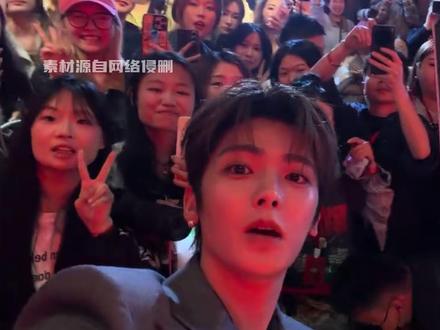 侯明昊演唱会吃这么好! #侯明昊 #属于我们的演唱会 #侯明昊让爱成了闭环 #追星#侯明昊南京演唱会