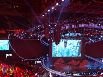 #得闲谨制肖战 #肖战 压轴献唱电影同名主题曲《得闲谨制》,融合电子摇滚与方言RAP,舞台采用火焰特效与全息投影技术,全开麦唱跳展现爆发力……第一次与@肖战 在东方卫视跨年,也是第一次参与红海……有点激动也有点感动……激动时隔如梦多年再次见到肖战,感动🦐🦐们的执着与坚持……相互托举,双向奔赴……让大家越来越好!最后祝我们2026顺顺利利,健健康康,然后期待下一次红海吧……