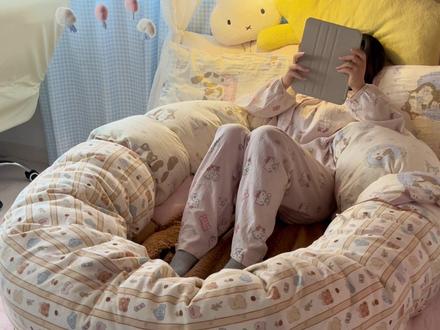 用棉被给自己搭个巨型人类狗窝吧!#人类狗窝 #温馨小窝 #宅家 #我的小窝 #卧室改造