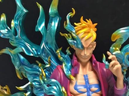 今天分享IU马尔科电镀版,售价1288元,
包装是保利龙材质,整体一层分件。
首先看人物主体,身体上金属质感满满,在灯光下荧光闪闪,整体涂装平滑,色彩明丽,光影流动,过渡的比较自然。另外关注的焦点是脚趾,电镀色可能比透明色脚趾涂装稍微好点,脚趾头包括鞋子轮廓比较清晰,可惜旁边比较明显的溢色。右腿上的火焰过渡令人舒适。
菠萝头发型的头雕还原度不错,就是看起来年轻版 的马尔科,精神小伙一枚。
底部岩石地台对应人物颜色上面稍微喷涂了蓝紫色漆面,地台反面添加了造型原画线稿,整体是喷涂了珠光漆让看起来更亮。
三条金币的凤尾亮油很足,身后不死鸟火焰的翅膀电镀色分件还是比较多的,安装的时候还是需要一定琢磨的,安装完毕后在灯光的照射下,电镀色的漆面展现出了光的折射。那么这个价格你觉得值么?#iu马尔科 #海贼王手办 #马尔科GK