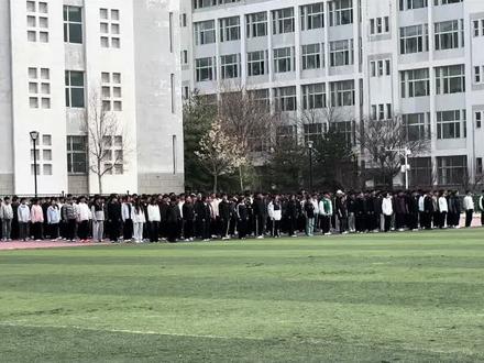 开幕式入场用张凌赫进行曲,打败全国百分之99.9的学校#张凌赫进行曲 #张凌赫 #开幕式表演 #大学操场