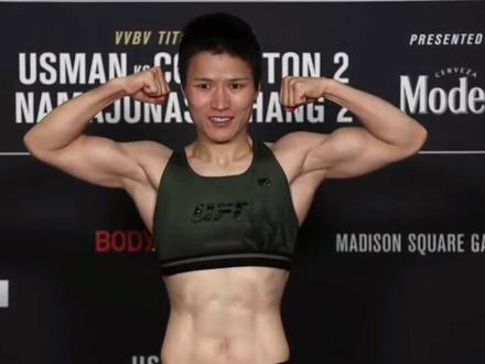 #张伟丽罗斯二番战倒计时 张伟丽和罗斯赛前称重通过,伟丽体重多了一点,现场裸称通过!终于可以好好吃东西了!就等比赛了!