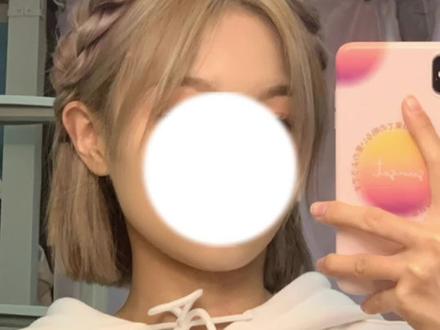 编发教程|短发女孩快试试这个编发
短发姐妹快get起来
1⃣️头发侧分,头顶取一撮头发分三股
2⃣️辫麻花辫的形式,两边的头发慢慢加进来辫到耳朵的位置捆起来夹在耳朵后面
3⃣️然后就是拉拉蓬松啦发色是奶茶色
短发编发|发型发分享|日系短发|奶茶色
#编发教程 #简单编发教程 #短发