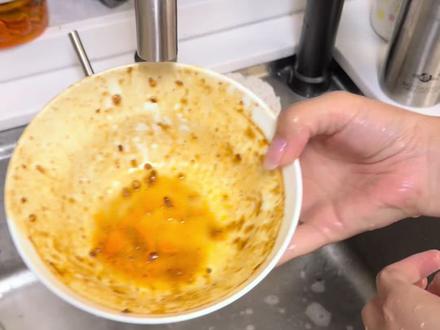 景德镇的瓷器真的好,来景德镇不要买外地瓷啦,虽说是瑕疵品,但是仔细挑挑完全没问题,2块钱一个,兜里的100块钱能让我实现陶瓷自由😂,耐高温耐冷不开裂,安全无毒,好清洗不挂油,透亮透亮的#超级有质感的餐具 #景德镇餐具源头厂家