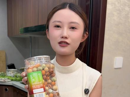 豆豆和老板一起来四哥四嫂求婚现场了,闲暇之余豆豆自己吃起来 鱼皮花生真的非常推荐给大家嘎嘣脆#鱼皮花生