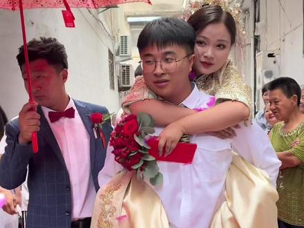 姐姐出嫁了弟弟背着姐姐出嫁 姐姐已经泪流满面弟弟还和姐姐说着家常!#姐弟情深。#迎娶新娘 #新娘最美 #背着姐姐出嫁#新娘出嫁