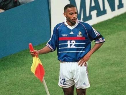 所以角旗杆的真正作用是什么?#足球的魅力 #dou来足球季 #亨利 #瓦尔迪 #搞笑足球