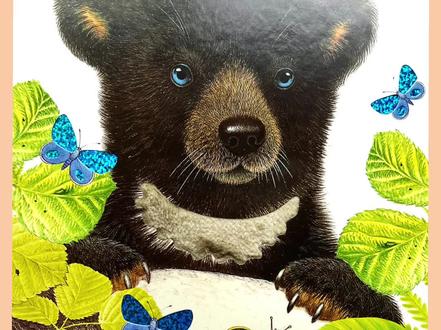 小熊波比|幼儿早教触感玩具书
宝宝你好呀,这本亮丽精美的触摸书里,你不但能看到各种可爱的丛林动物,还能摸到花栗鼠毛茸茸的尾巴、蝴蝶亮闪闪的翅膀、老木头粗糙的树皮和鹰宝宝柔软的羽毛。伸出你的小手,来捕捉这些奇妙的感觉吧。这是波比,它是一只可爱的小黑熊,波比有一双圆溜溜,黑亮亮的眼睛,它的鼻子也是黑黑的,我们来摸一摸。波比和它的好朋友花栗鼠琪佩在树林里玩,来摸一摸琪佩的尾巴,它尾巴有点糙糙的感觉。波比和琪佩正在找瓢虫。我们来帮它们数一数有几只瓢虫呀?12345,一共有五只瓢虫。这是丹妮,它是一只棕色的小鹿,它有一对大大的鹿角,摸一摸它的鼻子,它的鼻子上有毛茸茸的触感。丹妮和它的好朋友鼬鼠史蒂夫正在抓蝴蝶,花丛里有几只蝴蝶呀?12345,有五只漂亮闪闪的蝴蝶。这是奥奇,它是一只可爱的猫头鹰,它和它的好朋友小臭鼬还有小兔比利找到了一些漂亮的黄花,摸一摸黄花光滑的缎面吧。黄花长在一颗老树干旁,来摸摸这块树皮是不是粗粗的,有凸起的纹路。这是劳瑞,它是一只聪明的小山猫,它在一个山洞口找到了两只雪白的鹰宝宝,它们毛茸茸的样子太可爱了,来摸摸它们的羽毛吧,好柔软的哦。这是柏蒂,它是一只贪吃的小棕熊,它伸出舌头尝着蜜蜂们酿造的蜜蜂,是甜甜的味道。来摸摸它的舌头吧,上面有凸起的小点。小棕熊柏蒂喜欢吃蜂蜜,宝宝也喜欢吃蜂蜜吗?
#绘本精读 #小熊波比 #睡前故事 #宝宝触觉发育 #一起读绘本