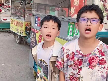 小吃街逛一圈。#搞笑兄妹 #亲子互动 #搞笑我是认真的