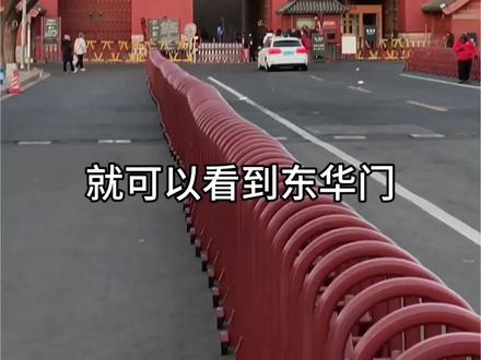一条视频让您明白第一次坐地铁怎样快速进入#故宫 #热门 #一镜到底 🚇第一次来故宫坐地铁怎么不绕路?8号线金鱼胡同站C口出,左拐东安门大街一路向西,走到头右拐沿护城河直走,8点半准时从午门进,省时省力还能避开长队~
带娃带老人的话,路边有租小车和轮椅的,价格100-300不等,电动轮椅也有,玩完直接在神武门还车,超方便~
想带行李逛故宫?入口处有免费存包点!凭当日门票就能寄存书包/行李箱,逛完两小时左右工作人员会送到神武门口,完全不用担心拎着重物逛景区~
#故宫攻略#北京旅游