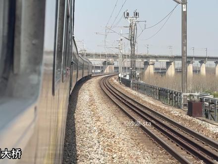 首班体验,6元武汉市内环线绿皮车!#中国铁路 #绿皮车 #武汉旅游 #铁道线上的中国 #火车
3.14起,武汉局首次开行武汉市内环线火车,采用25B型非空调可开窗的老式绿皮车。环线全程(武汉东—武汉东)约110分钟,两次跨越长江,中途停靠汉口站、武昌站,风光不错,全程票价仅6元!