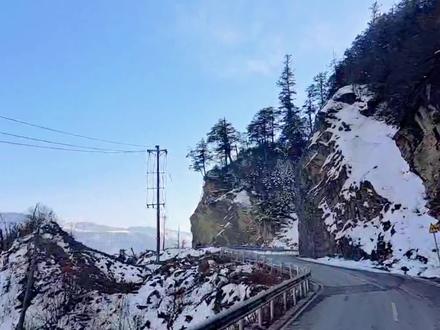 夹金山垭口•G351#夹金山垭口 #国道351线的风景 #雪山 #自驾旅行 #自驾旅游 #夹金山
