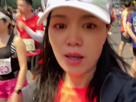 2023广马安检口,我经过纠结还是觉得放弃比赛了,很遗憾也很无奈,来日方长,对自己身体和对家人负责,敬畏马拉松