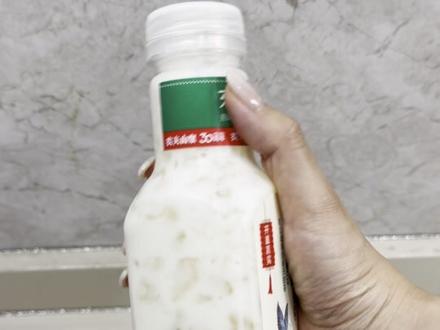吃荔枝的季节,跟着我一起做荔枝酒酿冰奶,很惊艳也很好喝,不仅可以少洗一个杯子,冰还化的特别慢#没喝过的赶紧试试 #自制饮品 #满级吃商通关赛 #荔枝酒酿冰奶