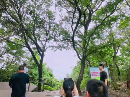 无锡惠山之心徒步攻略,路线难度不高,新手入门、亲子都可以走,除了轨迹是个斜倒的爱心,还经过无锡惠山网红爱心树,可以收获双爱心,所以也推荐情侣打卡,感兴趣的点赞收藏一下。#惠山之心 #惠山网红爱心树 #徒步