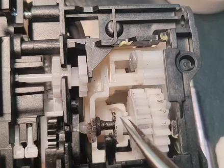 佳能喷墨打印机清洁单元出现故障代码:6000,6004,C000这个故障一般都是清洁单元里面长期漏进去墨水过多,墨水长时间浸泡凝固把清洁单元里面二个转换工作状态齿轮黏住不能左右移动造成的故障。