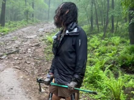 深山藏孤勇,长发赴关山。全网熟知的野人哥,用一头长发、满脸风霜,诉说着越野的极致热爱。这是独属于越野人的浪漫,也是当代巴图鲁最真实的模样。#凯乐石巴图鲁越野关门山壹佰#巴图鲁越野#关门山壹佰#越野追踪