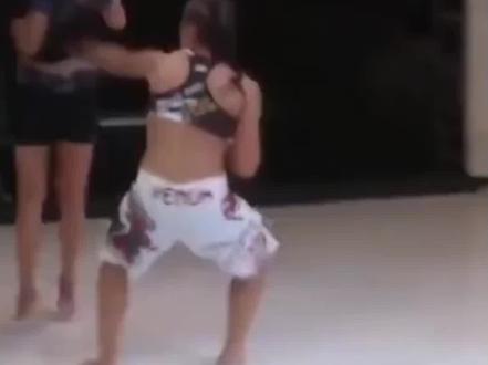 不管身处何处,记得微笑面对,美丽女孩