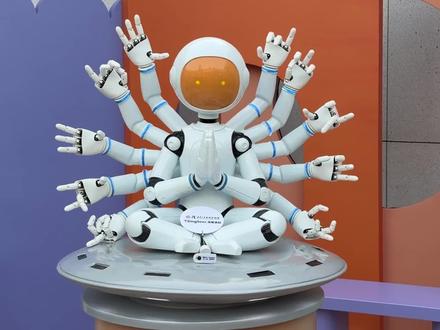 一句话就能拍照的AI智能眼镜、看得懂你健身动作的AI智能伴侣、能随时录音并转写总结的AI录音卡片、能帮你登山省力的“外骨骼”、专门为女性健康打造的智能戒指、能陪伴孩子聊天的毛绒公仔、还有能把图片打印出超有质感的立体浮雕3D打印机……借助这些智能产品真的有在提高工作效率和改善生活品质。
-
未来以来,这次在深圳试玩了10款智能电子产品之后,我觉得AI不再只是冷冰冰的工具,它正在在慢慢融入我们的生活,身形渐隐在周边的日常物件中,变成我们的私人助理。#科技改变生活 #科技数码 #智能眼镜 #电子产品 #黑科技