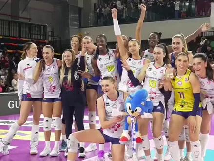 2月22日凌晨,2025/26赛季意大利女排联赛常规赛收官,两场比赛看得人热血沸腾,朱婷、庄宇珊两位中国姑娘双双爆发,太提气了!
领头羊科内利亚诺对阵蒙维索,四局大战3-1拿下对手,以25胜1负的完美战绩结束常规赛。朱婷首发打满全场,状态拉满,35扣21中,再加4次拦网,狂砍全场最高25分,进攻成功率60%、效率54%,还稳稳接好14个一传,攻防一体毫无悬念拿下MVP,用实力为常规赛完美收官。
另一边保级大战更刺激,圣乔瓦尼主场对阵布斯托阿西齐奥,苦战五局2-3惜败,但拿到宝贵1分,最终以7胜19负积24分排在第11,成功保级!庄宇珊扛着全队攻防,63次扣球27中,2次拦网,轰下全场最高29分,还承担31次一传,到位率54%,拼到最后一刻,是球队保级最大功臣。
一场MVP,一场保级关键战,朱婷和庄宇珊在意甲赛场双双出彩,为中国排球争光,太让人骄傲了!#女排