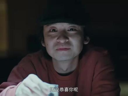 看到了很多人看了《我的朋友安德烈》,但是表示看不懂,浅说下个人观影理解。安德烈确实死了,死在了举报老师的那天,李默亲眼见到了也知道他死了,但是因为性格年纪以及内心的愧疚的关系,李默的潜意识觉得安德烈还活着,这份潜意识一直伴随着李默长大,直到李默的父亲去世,李默回去那个从小长大拥有他和安德烈共同记忆的地方奔丧,李默臆想遇到了长大后的安德烈,幻想出了一系列的相遇,以及多年不见的他们一起喝酒诉旧,高潮在于李默回到了他们小时候一起玩的工厂里,打开了那扇双方都很好奇但一直没有打开的门,并臆想见到了一直在等他的安德烈,想象安德烈从来不曾怨恨责怪,是他的臆想也是事实,因为安德烈在被他不懂教育和表达父爱的父亲硬核教育时,即便很痛苦看到李默也不想让他担心硬挤出的笑容,所以这部剧更像是李默的自我救赎,同年少时因为懦弱胆小失去挚友的那个内疚的他的和解,也是同年少挚友安德烈的最终告别。#我的朋友安德烈 #观影报告 #虐心片段