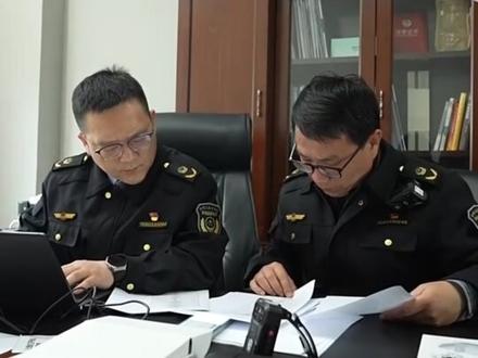 网红鸡爪黑幕被彻底揭开,执法人员突击检查,涉案企业被当场抓现行#网红鸡爪 #315 #网红鸡爪用双氧水“漂白”