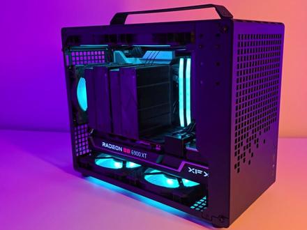 深度解析:乔思伯 Z20 风冷 mATX 主机装机全流程 配置规格:
CPU:英特尔 酷睿 i9 12900K 处理器
显卡:讯景 速甲蜥 MERC 319 AMD 镭龙™ RX 6900 XT 黑狼版 游戏显卡
主板:微星 MPG B760M 迫击炮 TI WIFI 主板
内存:32GB 美商海盗船 复仇者 RGB DDR5 6000 C36 内存条
电源:美商海盗船 SF750 电源
散热器:利民 幽灵散热器 PHANTOM SPIRIT 120 EVO
机箱风扇:4 个 美商海盗船 LL140 机箱风扇(顶部和底部),1 个 美商海盗船 LL120 机箱风扇(后置进气)
存储:2TB 英睿达 P5 Plus NVME 固态硬盘
机箱:乔思伯 乔家一物 Z20 钢化玻璃机箱
#itx主机 #电脑 #组装电脑 #diy装机 #itx电脑