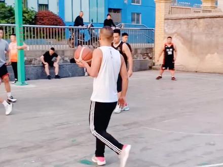 翻腕带球走违例,翻腕携带球(非法运球)违例,还是二次运球(非法运球)违例?🏀🏃#翻腕托球#持球#携带球#二次运球#篮球规则