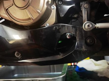 qj摩托赛250保养注意事项,机油使用10-40,机滤与贝纳利250的通用(其实就是一个机种)机滤盖子里有三个密封圈,油道两个机滤盖一个一定入槽。坑的是密封圈长期高温需要更换,容错率太低了。#关注我圆你机车梦 #抖音机车 #爱机车爱生活 #撸车日常