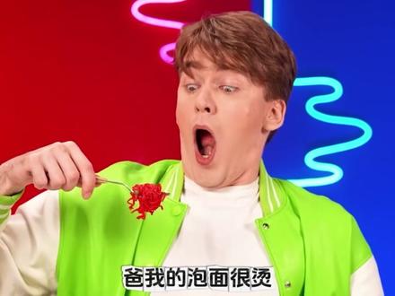冷热美食挑战:冰冻的泡面和热的泡面你更喜欢哪个呢? #儿童动画#老外真会玩#儿童趣味美食动画#芭比娃娃手工#幼儿故事