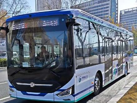 #济南 #济南公交 十万个为什么 4月以来,"智能驾驶″持续降温,纷纷改作"辅助驾驶”、"智能辅助驾驶″、"驾驶辅助系统",济南公交的智能网联公交车仍在测试吗,啥时纳入线路运营,临时牌照啥时转正,那辆自动驾驶的无轨电车在哪里测试……
"中国汽车工业协会预计2025年汽车总销量3290万辆。有分析认为,2025年L3级别自动驾驶渗透率为10%,若以此计算,2025年中国市场上L3级别智能驾驶车辆约为329万辆。另外,根据工信部赛迪研究院先进制造业研究中心研究室主任朱钧宇的观点,2025年是L3级自动驾驶商用的元年,预计到2025年年底,L3级自动驾驶车辆保有量将达到150 - 200万辆。但这些都只是预测″。
郑州12辆12米宇通自动驾驶公交已正式运营快5年了