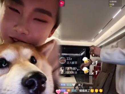 #龙浩天 #龙浩天瑶瑶 #情人节 #陪她 #给力 队长送瑶瑶回来重庆了,因为是情人节,所以队长才回来的,聊了很多东西,公屏说还是单身好,队长:单身一点也不好,晚上一个人好孤单寂寞啊!这么大一个房子就自己一个人住,后面瑶瑶把土豆送来给队长,队长还特意喷了香水迎接,两人说了一下话,瑶瑶就回去了,公屏说把她挽留下来一起住,就这样给她回去了,香水白喷了,真的笑死了,队长现在改变真的很大,知道陪伴的重要性了,虽然今年情人节两人不是以情侣的身份一起过的,但是能以朋友的方式过也很好了,陪瑶瑶去洗头陪她去逛街,女生需要的东西其实很简单,就是你把他放在心上,很在意她的想法,愿意陪她去做一些事情,队长说去逛街付款不会分期了,已经准备好了,大龙给力啊!继续加油!@龙浩天🐲(酉阳桃花源摆手堂直播) @龙浩天(生活号) @AI瑶瑶☀️ @瑶瑶小撑腰☀️