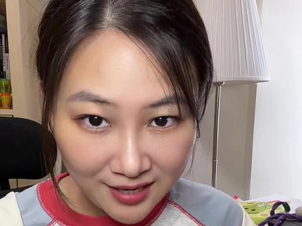 不用卷AE!Kling3.0一分钟做IP甜酷动态海报🎬
平面设计师想做 IP 动态海报,再也不用死磕 AE 关键帧了😭
最近发现升级后的3.0,人物一致性更稳、字体也没有崩坏!
✅ 绑定 IP 主体,自动补全多角度,还能加专属音色
✅ 现在支持自定义分镜,最长 15 秒,也就是可以像导演一样控制海报的画面内容,拼接就是丝滑大片
用好 AI 工具,直接补齐设计师短板✨
下期分享用3.0做超燃 CP 小动画,蹲住不亏哦~#设计教程#动态海报 #设计干货 #AI工具 #可灵AI