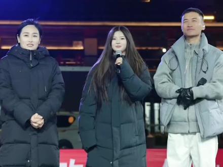 大闺女一开嗓,舞台都抖三抖,丑帝“扛不住”😂🎤。#丑帝大舞台 #大闺女唱功绝了