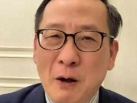 【专家:日本正对亚洲和平稳定构成威胁】 日本首相高市早苗的涉台错误言论不仅对中国构成威胁,更危及地区和平与稳定。全球化智库副主任高志凯在接受CGTN采访时警告称,如果允许日本违背投降文书中对它的规定、推翻战败后它对中国及其他国家做出的承诺,这甚至会触发联合国宪章中的“敌国条款”。“敌国条款”提出,若二战战败国再次实施侵略政策,联合国创始成员国即可对其实施军事行动,无需安理会批准。高志凯强调,中国绝不允许日本挑战一个中国原则。