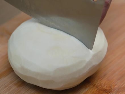 晚八开市—温州特色原料盘菜的多种吃法,盘菜就像北方人冬天必囤的大白菜,不同做法,风味会各有千秋,直接清蒸蘸料,或者搭配咸肉干炒,也可以整块切蓑衣刀,整块腌制~ #陈晓卿 #我的美食向导 #盘菜#烟火气美食给温州文旅上分了 #必须给温州文旅上波分 @温州文旅