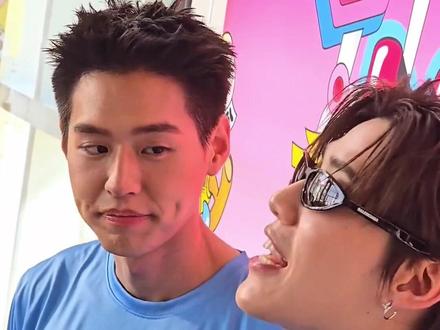 【PP对Billkin剪短发的评价片段中字】
这个视角能看到群耀表情啊 超清楚的他超在意!!!!
P也是丝毫不掩饰对短发的喜爱 给群耀夸的一个劲儿啊~~
kswl吧🆘🆘🆘
#bkpp #billkin #ppkritt #林祎凯#马群耀