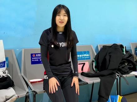 冬天适合跟喜欢的人一起运动#羽毛球 #尤尼克斯 #运动穿搭 #体育精神 #运动女孩