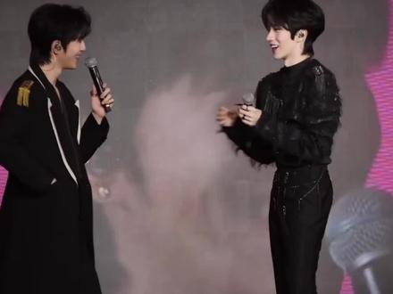 星邱戴戒指,戴上了就定了,永远在一起!#星邱 #黄星邱鼎杰 #澳门见面会 #撒糖 #绝配cp